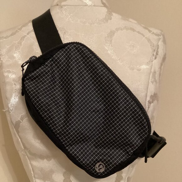 LULULEMON Everywhere Belt Bag 1L BLACK WHITE GRID EBB ORIGINAL STRAP OG ATHLETIC - Picture 2 of 7